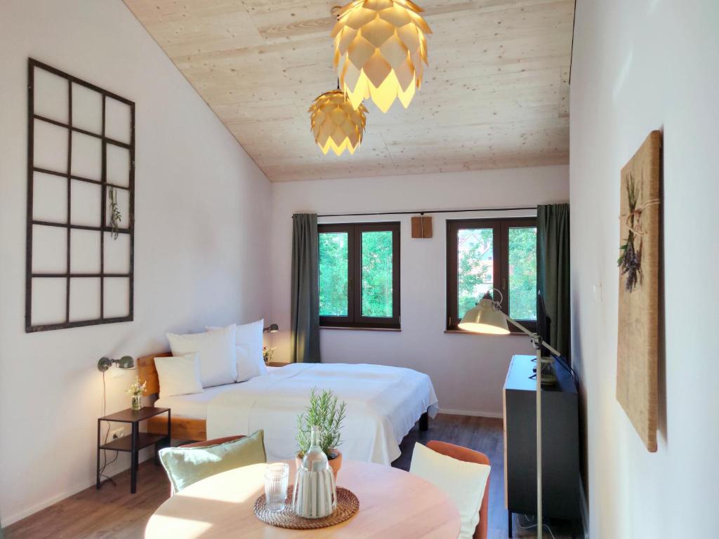 Postel nebo postele na pokoji v ubytování das herzstück - Schaubrennerei, Hausbrauerei & Apartments