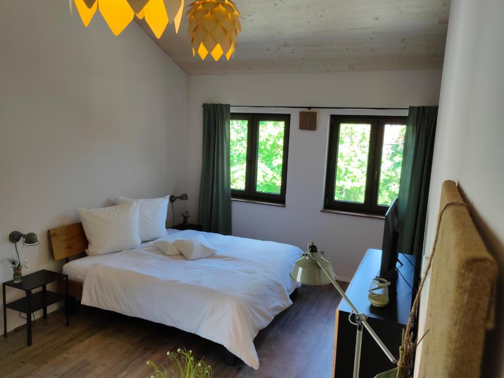 Postel nebo postele na pokoji v ubytování das herzstück - Schaubrennerei, Hausbrauerei & Apartments