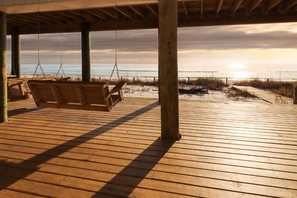 un columpio en la playa con puesta de sol en Holiday House A by Pristine Properties Vacation Rentals, en Mexico Beach
