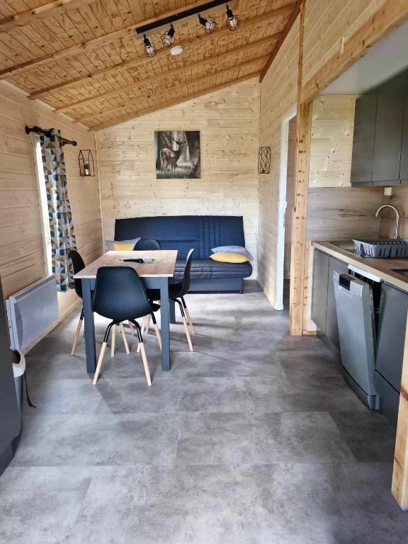 une cuisine et une salle à manger avec une table et des chaises dans l'établissement Chalet Edelweis, à Plombières-les-Bains