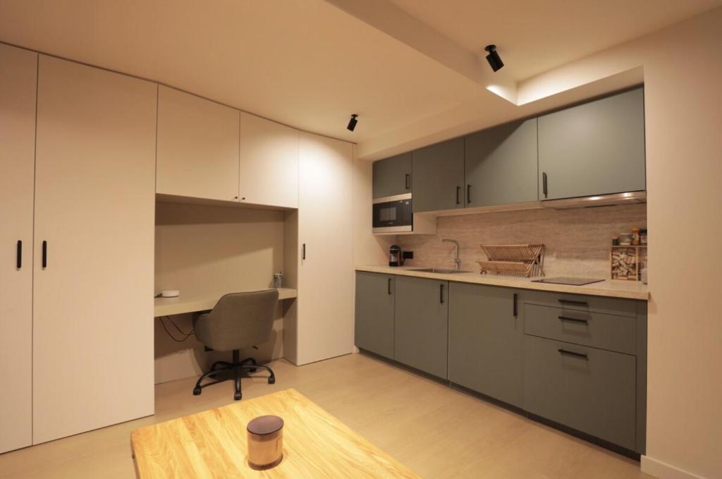 Il comprend une cuisine avec un bureau et une chaise. dans l'établissement Fully equiped newly refurbished studio with an incredible view in Nice, à Nice