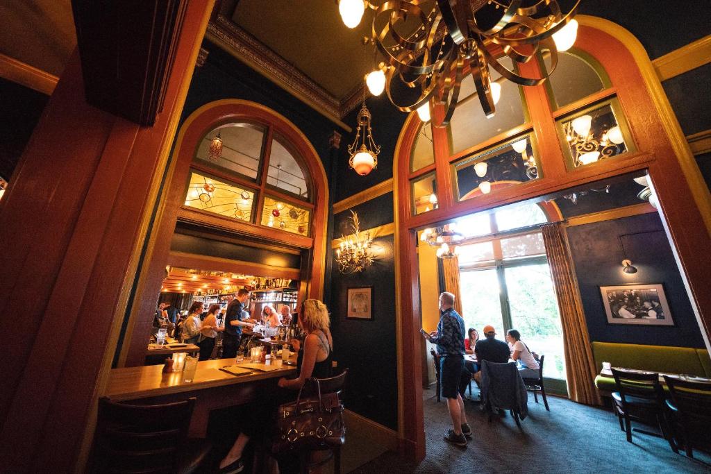 Restaurace v ubytování McMenamins Elks Temple