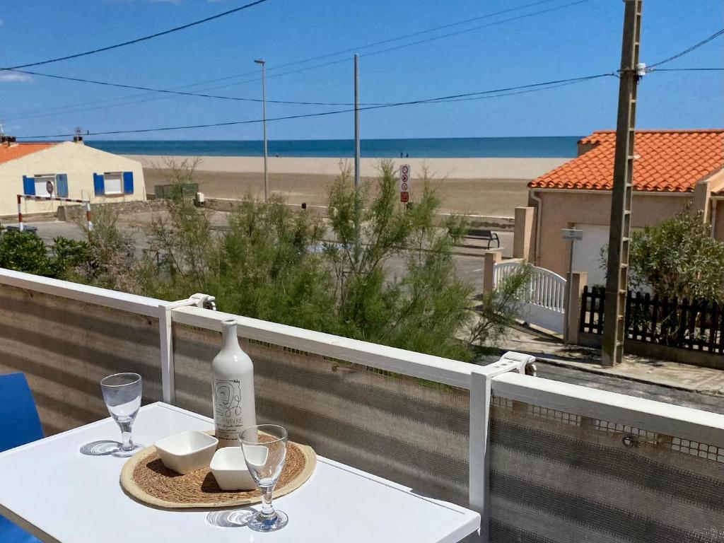 Photo de la galerie de l'établissement Joli appartement avec vue mer LES 10 GOELETTES, à Fleury