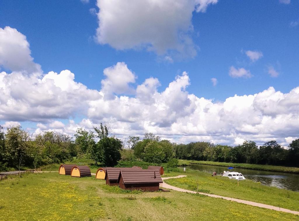 Luthenay-Uxeloup的住宿－La Halte du Canal，田野上带帐篷和长凳的公园
