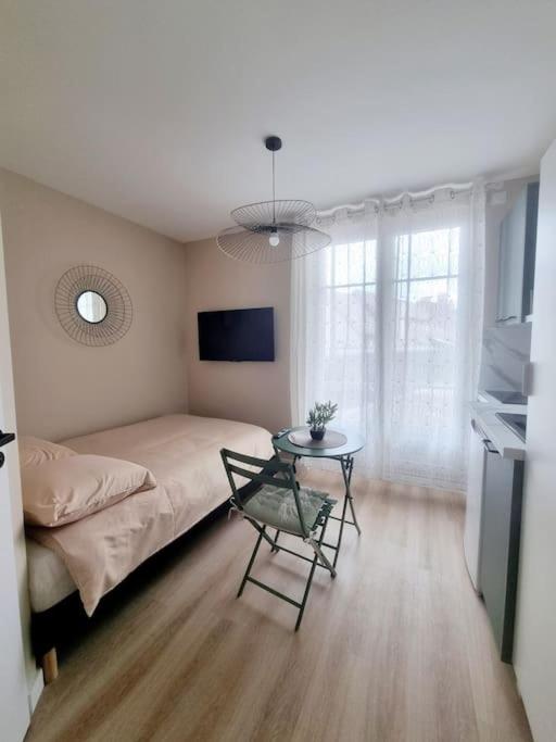 une chambre avec un lit et une table dedans dans l'établissement L'Aiglon de Foch 4#Accès FAC#, à Grenoble