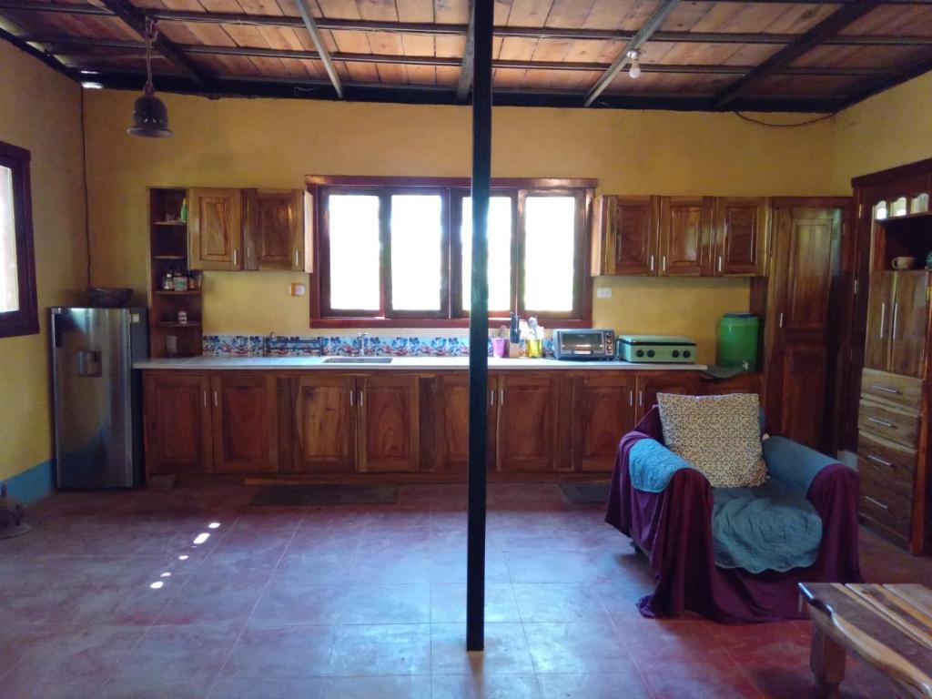 une cuisine avec un poteau au milieu dans l'établissement Jungle Vacation Home with river and waterfall., à Santa Rita