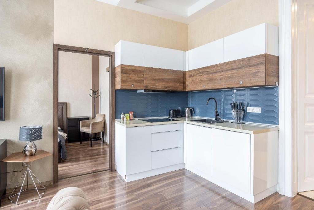 Kuchyň nebo kuchyňský kout v ubytování Luxurious Elizabeth St Residence with Sauna