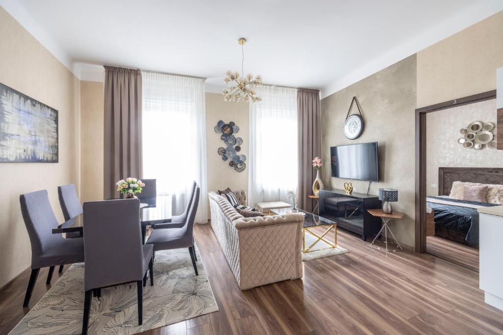 TV a/nebo společenská místnost v ubytování Luxurious Elizabeth St Residence with Sauna