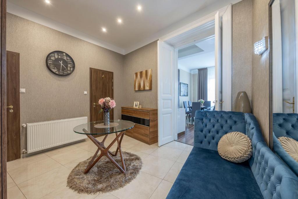 Posezení v ubytování Luxurious Elizabeth St Residence with Sauna