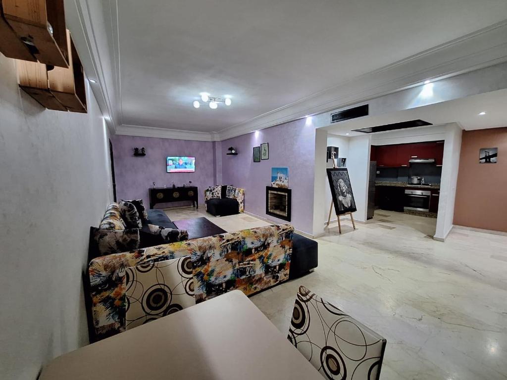 ein Wohnzimmer mit einem Sofa und einem Tisch in der Unterkunft Corniche Casablanca in Casablanca