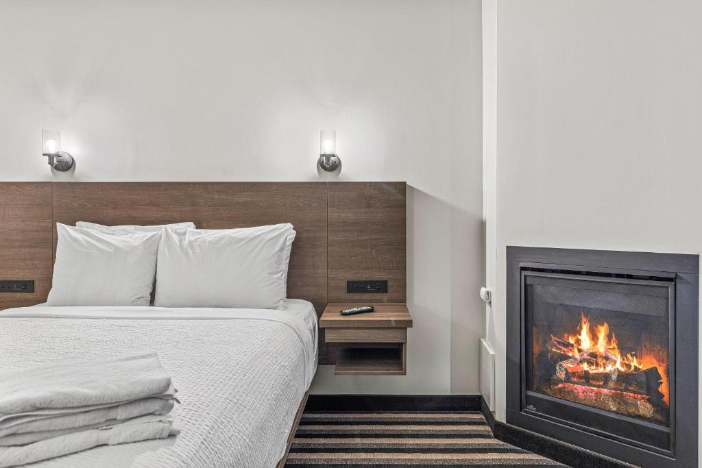 Voodi või voodid majutusasutuse Northwinds Hotel Canmore toas