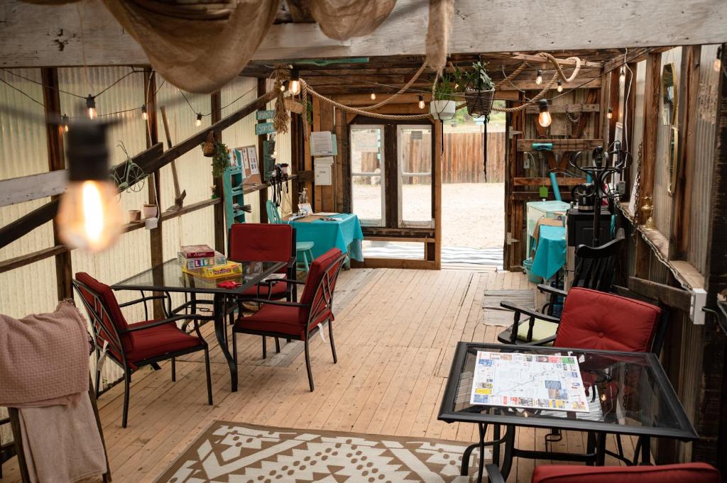 Posezení v ubytování D2 Dino Dome- 2 Dbl Beds - Pet friendly