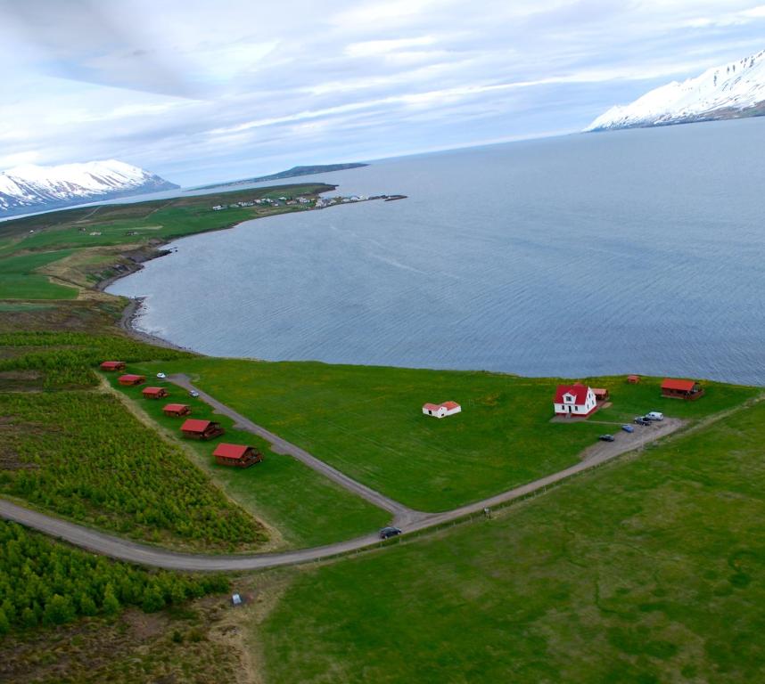 una vista aerea di un’azienda agricola vicino all’acqua di Ytri Vík a Hauganes