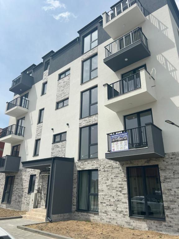 una imagen de un edificio de apartamentos con balcones en Becca Apartment 2, en Sînmartin