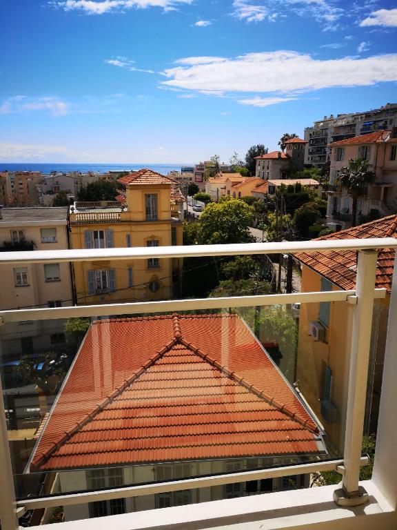 une vue d'une ville depuis un balcon dans l'établissement Le Mariline, à Nice