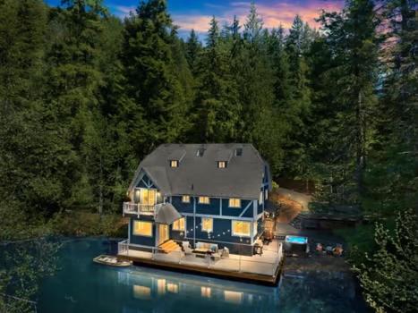 ein großes Haus inmitten eines Sees in der Unterkunft Hillside Cottaga- Private pond, hot tub, game room, by ONP in Port Angeles