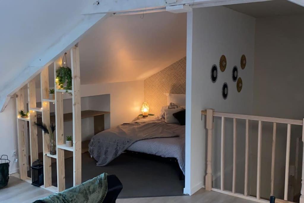 - une chambre avec un lit au milieu d'un escalier dans l'établissement Appartement cosy indépendant, à Châteauroux