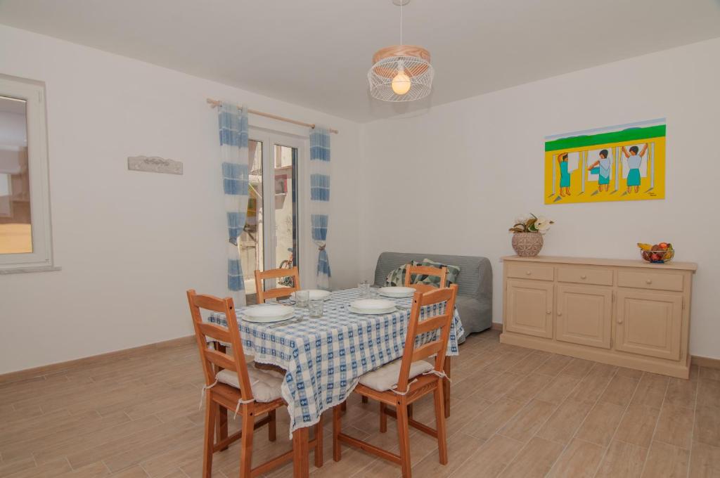 una sala da pranzo con un tavolo e sedie in una stanza di Casa Lillì a Ischia