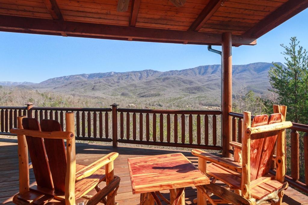 Nespecifikovaný výhled na hory nebo výhled na hory při pohledu z prázdninového domu