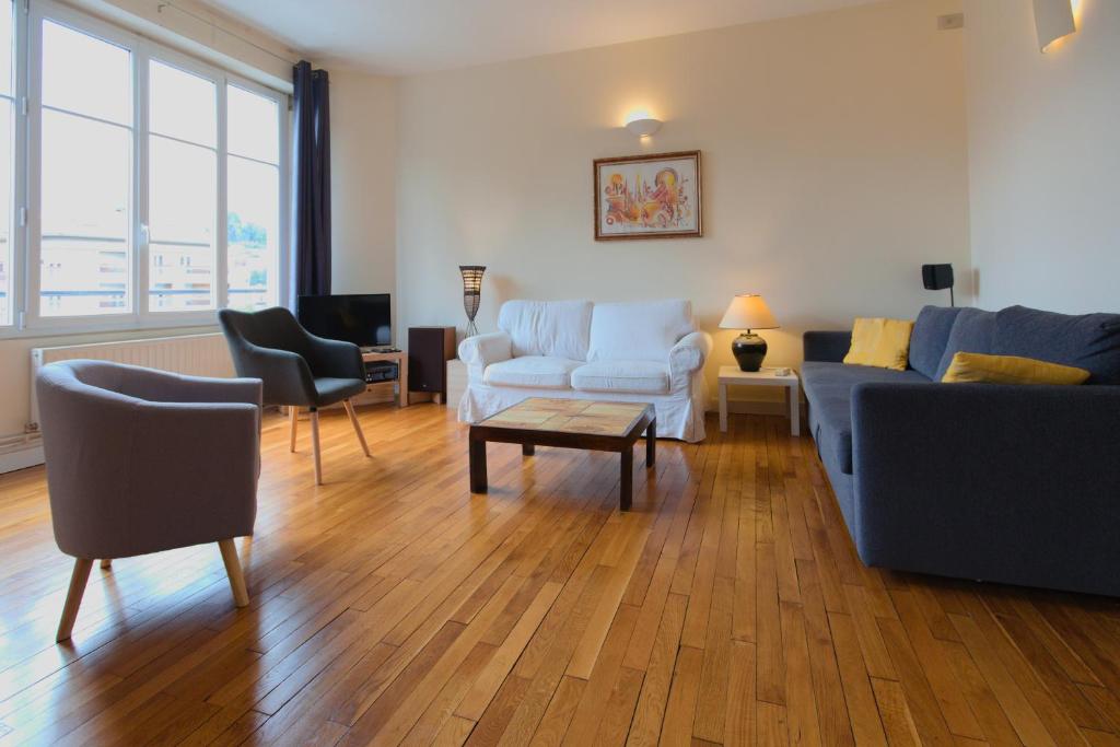 un salon avec deux canapés et une table dans l'établissement Jourde Vacances, au Puy-en-Velay