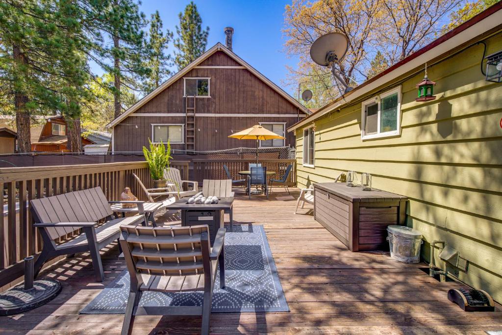 a patio with a table and chairs and a house at 5 Mi to Big Bear Lake Pet-Friendly Gem Near Hikes in Sugarloaf