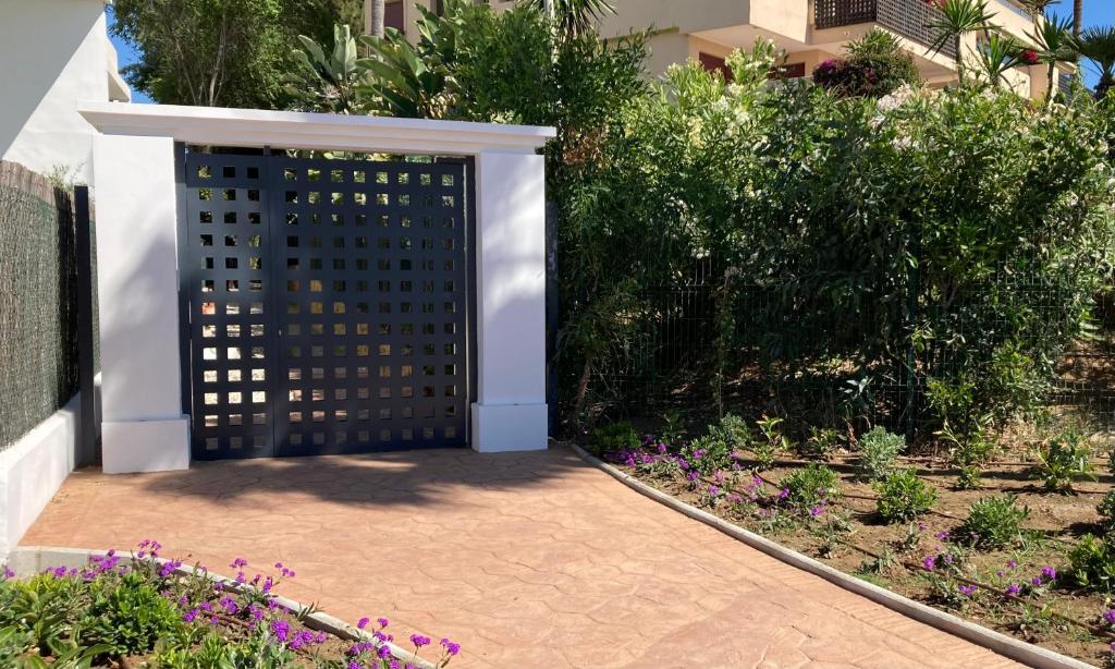 A garden outside Oasis Costalita Estepona II