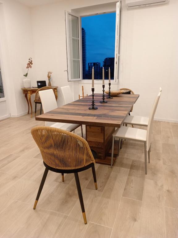 d'une table à manger avec des chaises et des bougies. dans l'établissement Aux portes de la Principauté, à Roquebrune-Cap-Martin