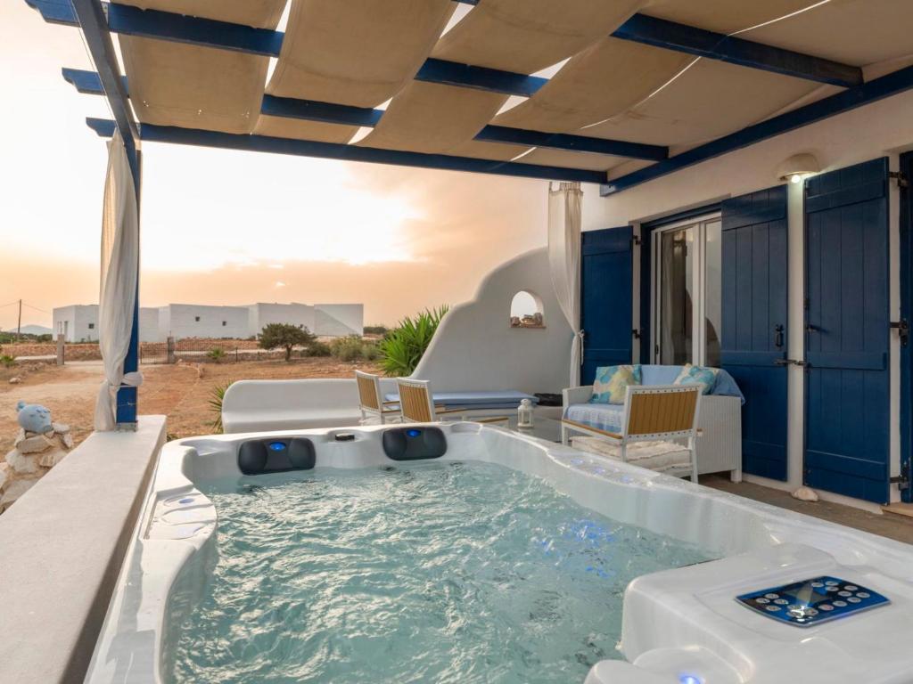 Bazén v ubytování Cycladic home in Paros nebo v jeho okolí