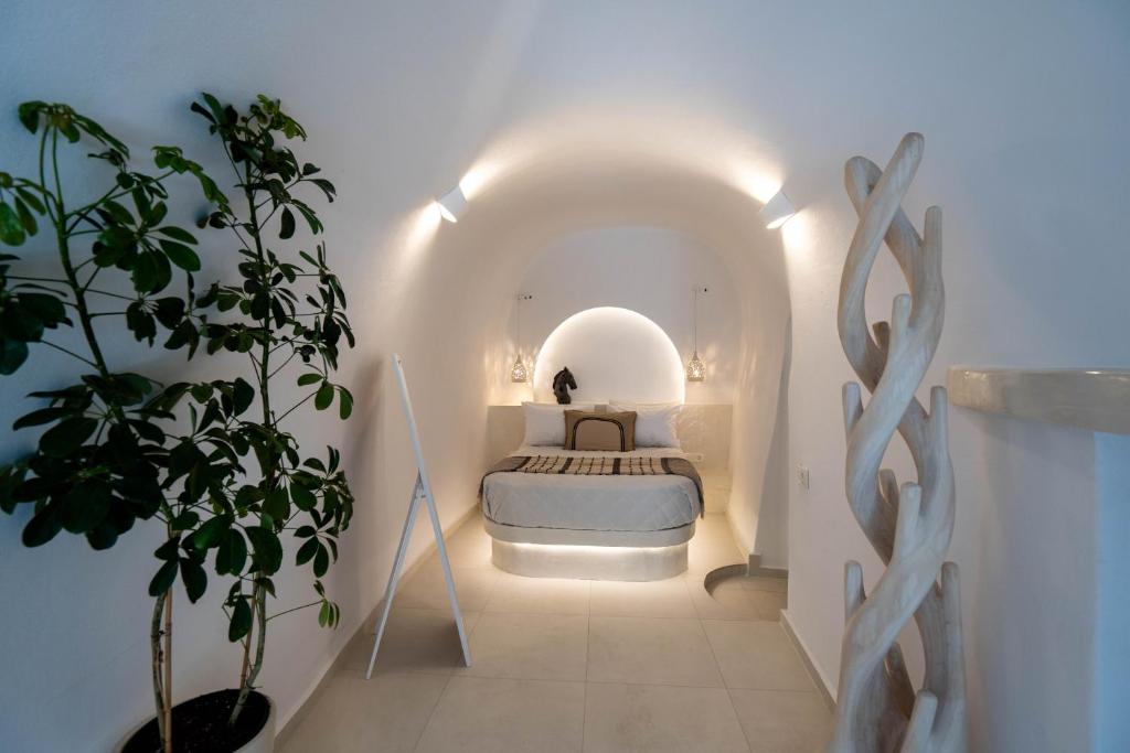 弗通The Magic Luxury Cave Suites的一间白色客房内的床铺卧室
