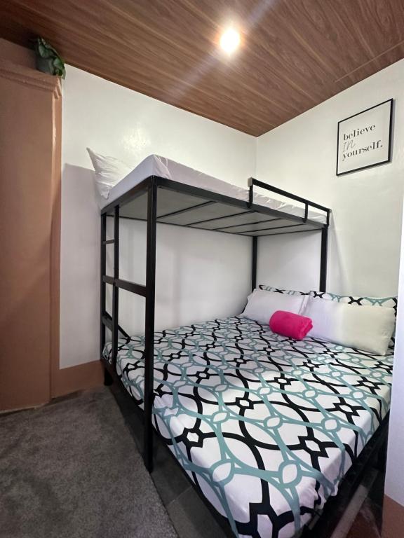 Postel nebo postele na pokoji v ubytování Tacloban EVMC Gdex Transient House