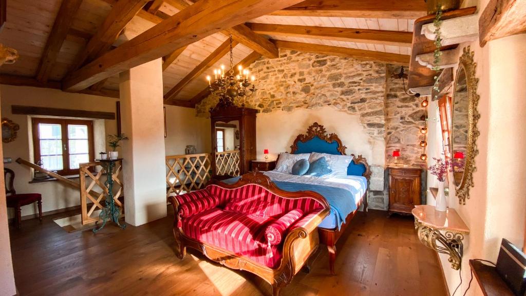 Un pat sau paturi într-o cameră la Krasna Hiška-Authentic Heritage Home