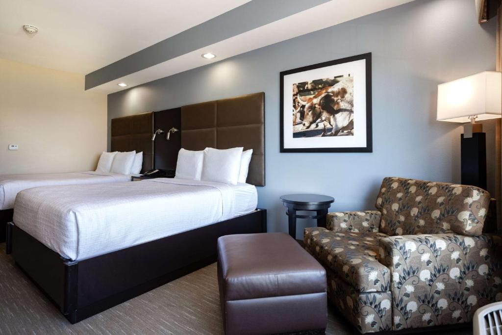 Postel nebo postele na pokoji v ubytování Best Western Premier Bryan College Station