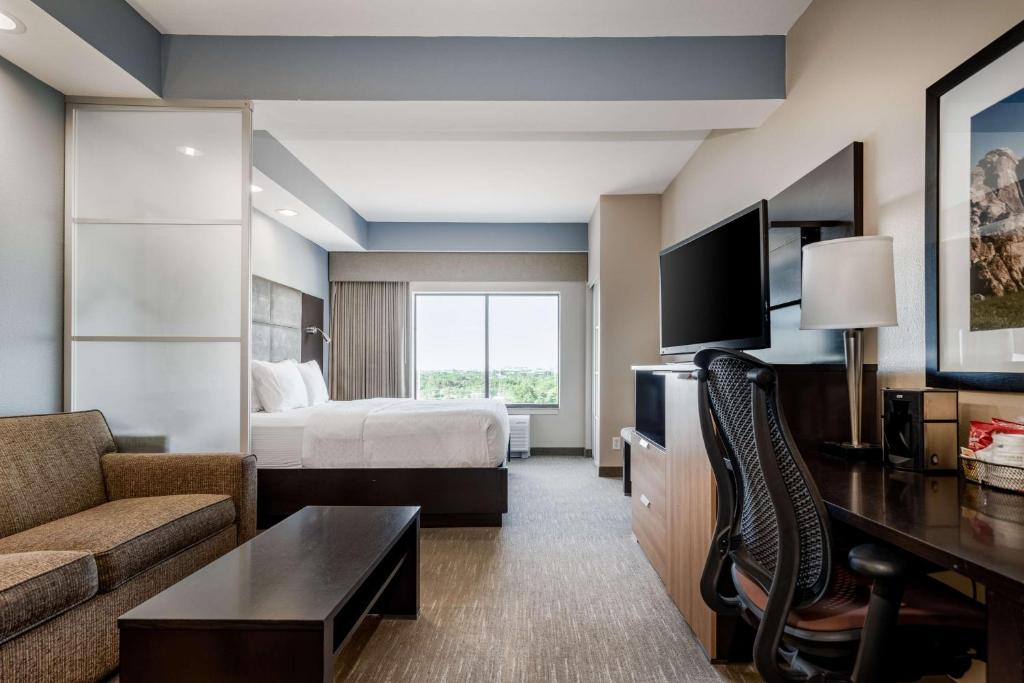 Postel nebo postele na pokoji v ubytování Best Western Premier Bryan College Station