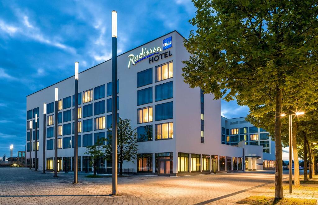 una representación del edificio del hotel Radisson Amsterdam en Radisson Blu Hotel Hannover en Hannover