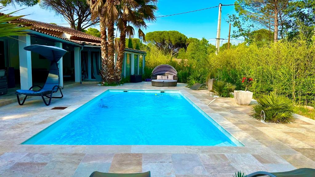 - une piscine en face d'une maison avec une arrière-cour dans l'établissement Duo indépendant, piscine et jacuzzi Espace pour vos toutous, à Vidauban