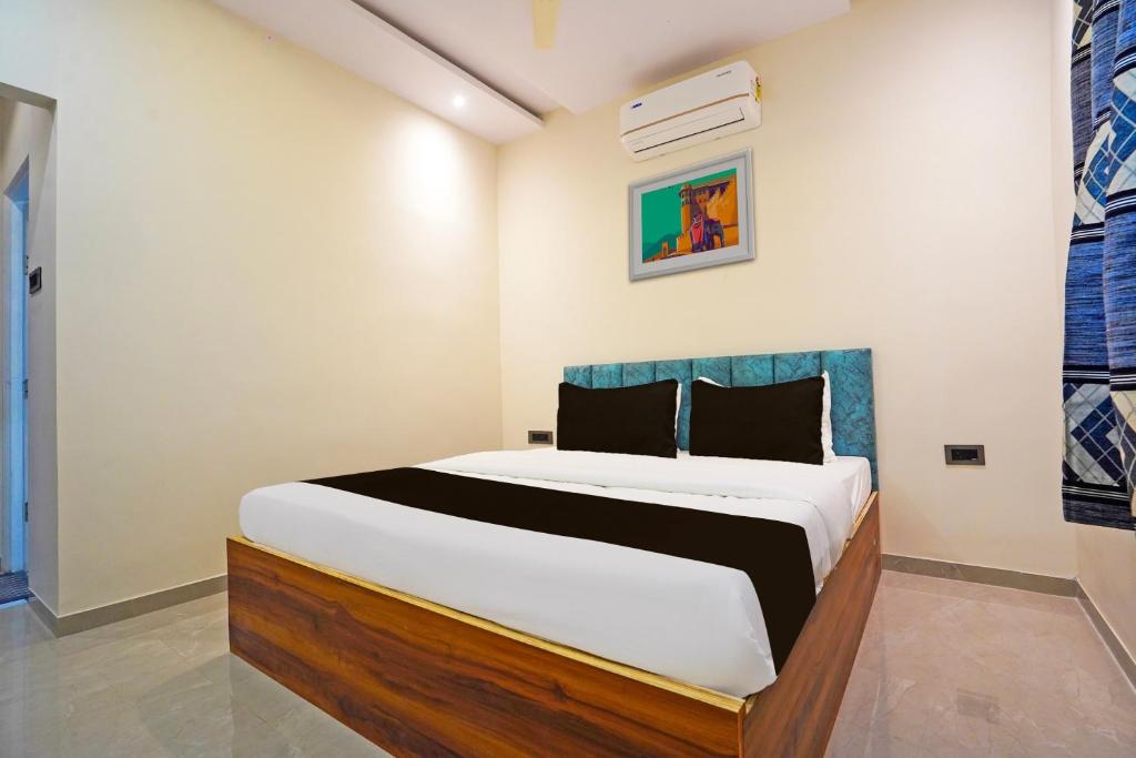 sypialnia z dużym łóżkiem w pokoju w obiekcie OYO Black Villa w mieście Khāpri