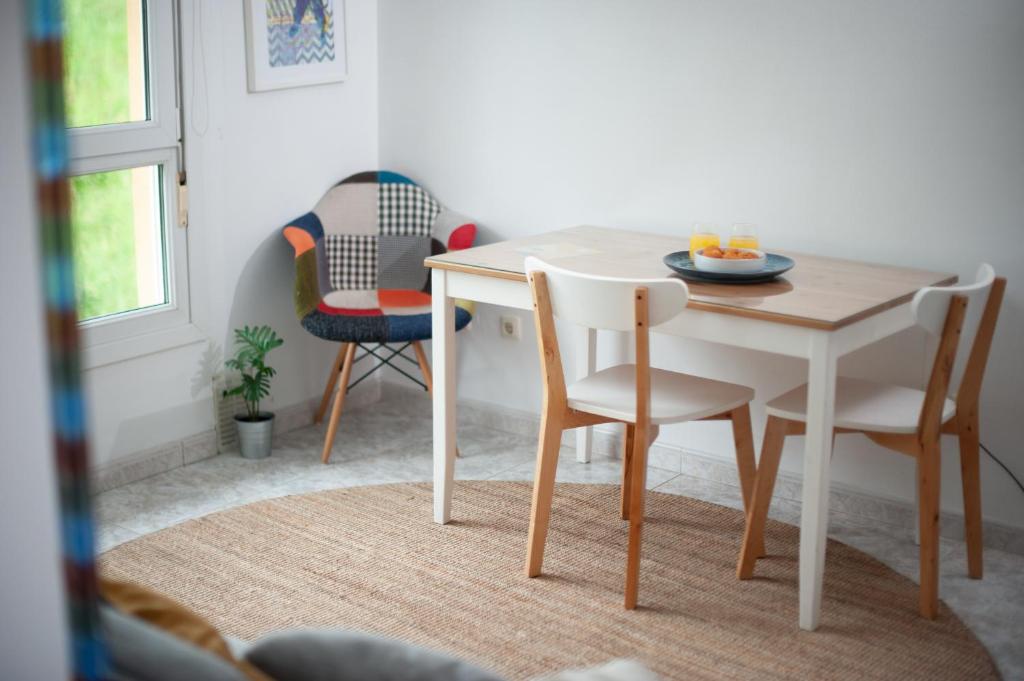 a dining room table with two chairs and a plate on it at Bahía de Miño in Miño