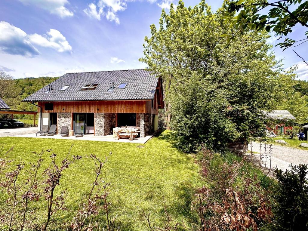una casa con un gran patio y un campo de hierba en Mountain Chalet Luxx, en Sankt Lorenzen ob Murau
