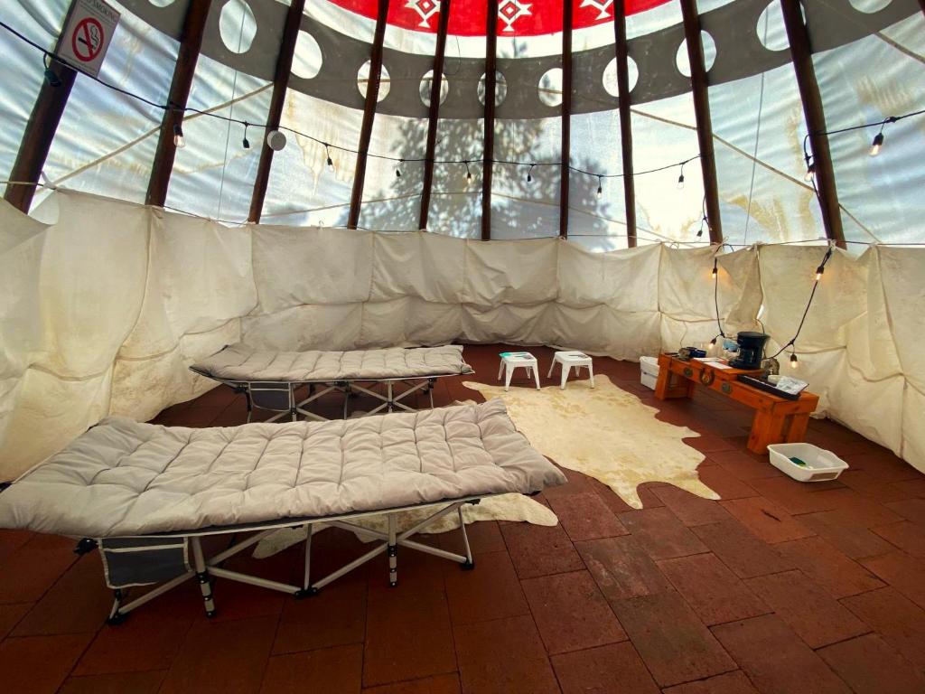Ceremonial Tipi - 20' - Sleeps 6 On Cots : خيمة فيها طاولتين وكرسيين