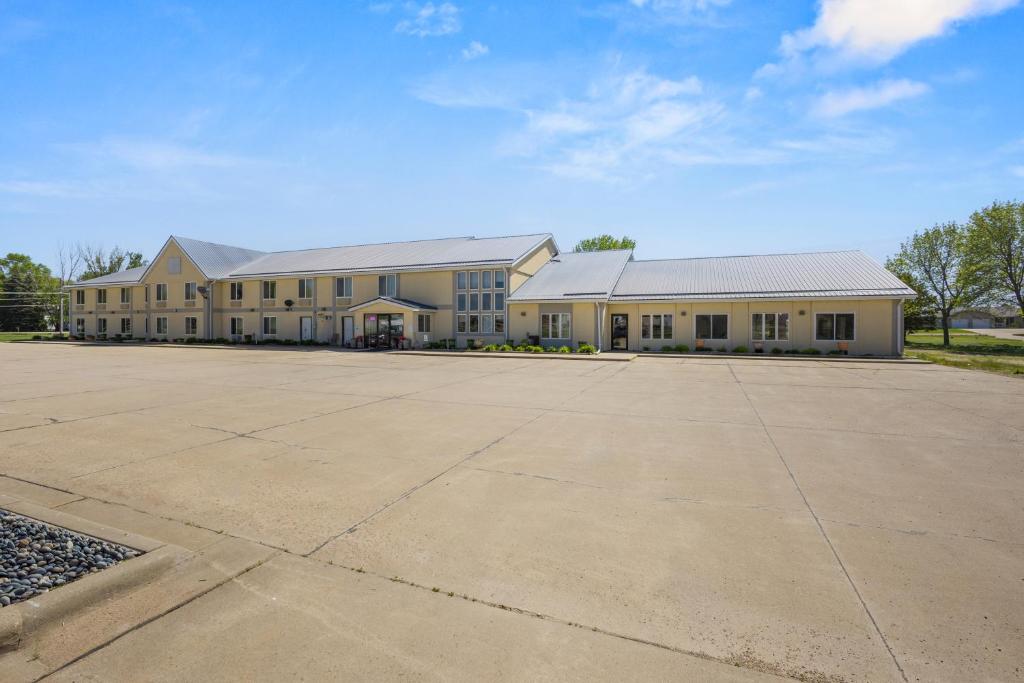 an empty parking lot in front of a large building at De Smet Super Deluxe Inn & suites in De Smet