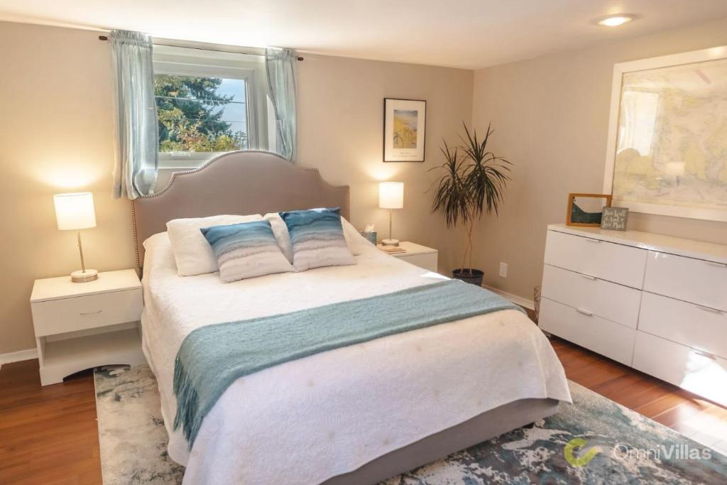 a bedroom with a bed with two lamps and a window at Gorgeous 1 Bedroom Space in Seattle