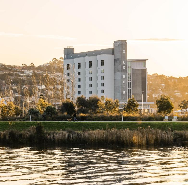 un bâtiment à côté d'une masse d'eau dans l'établissement Peppers Silo, à Launceston