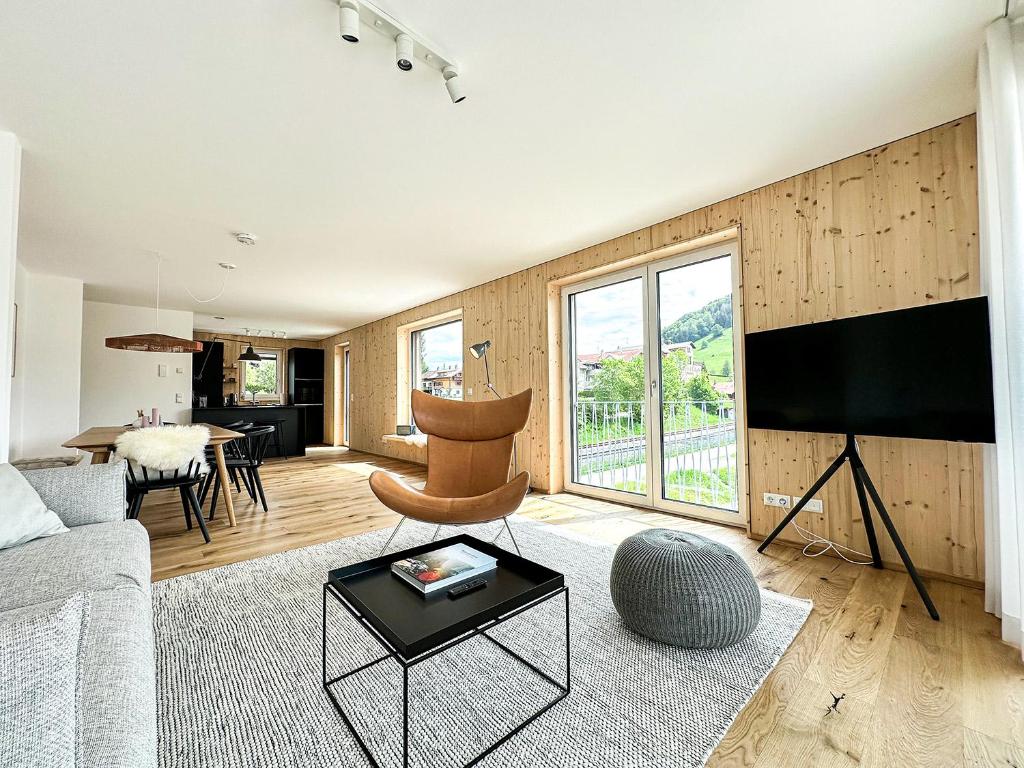 ein Wohnzimmer mit Sofa und Fernseher in der Unterkunft Maisonette Hochgrat in Oberstaufen