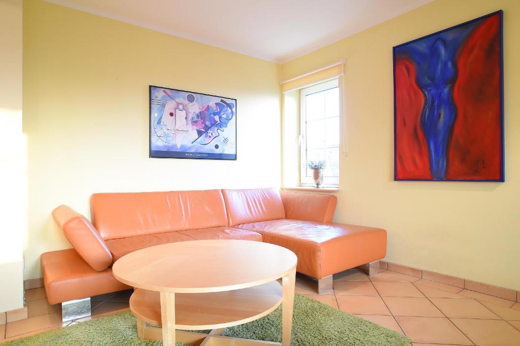 una sala de estar con un sofá y una mesa en Hof Köhne - Altes Bauernhaus - Wohnung Dachstube rechts, en Schmallenberg