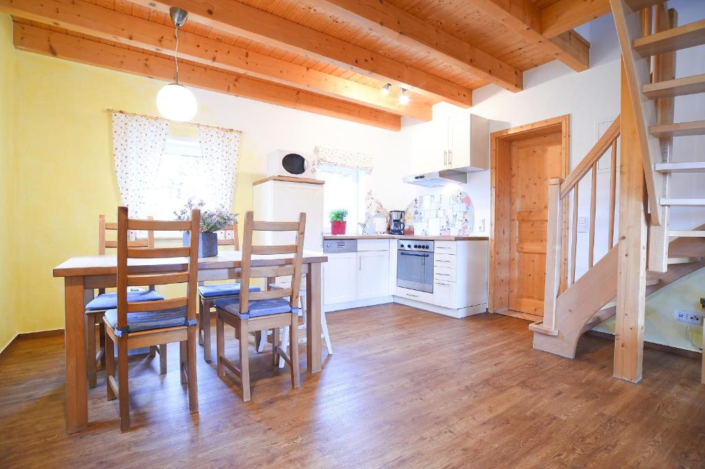 una cucina e una sala da pranzo con tavolo e sedie di Hof Köhne - Malerhaus a Schmallenberg