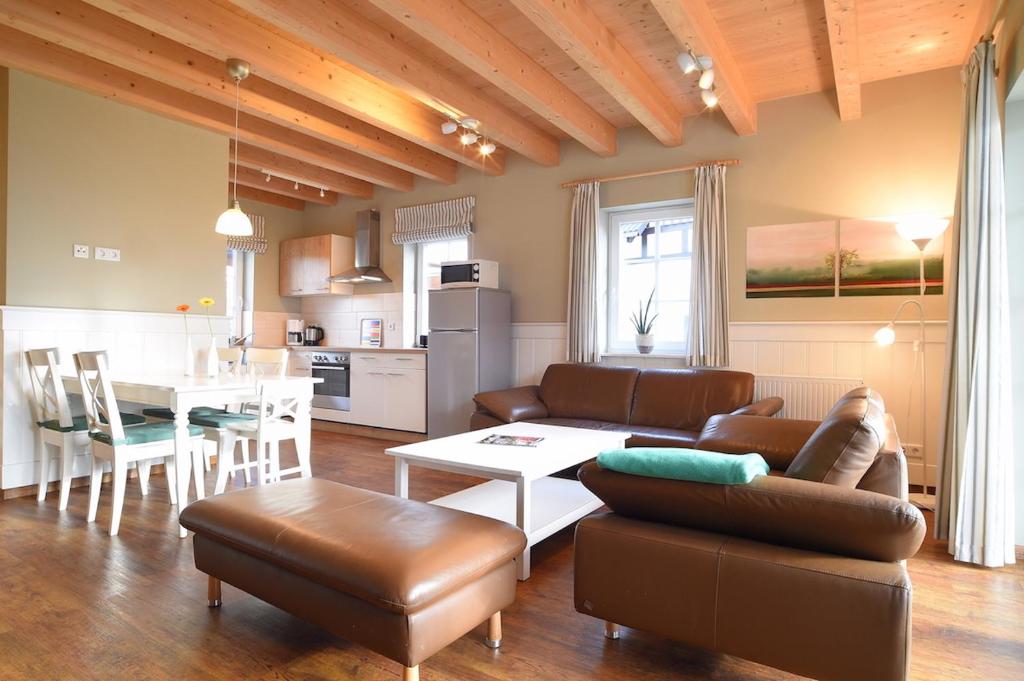 een woonkamer met een bank en een tafel bij Hof Köhne - Haus an der Weide links in Schmallenberg