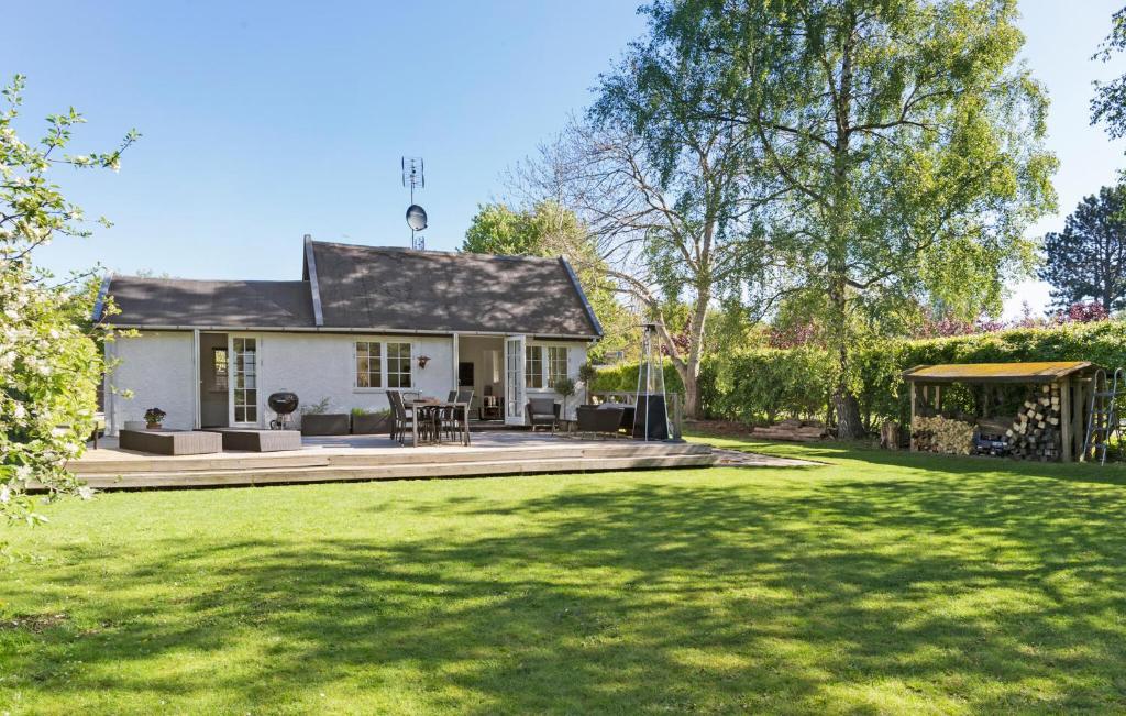 Κήπος έξω από το 2 Bedroom Awesome Home In Hornbæk