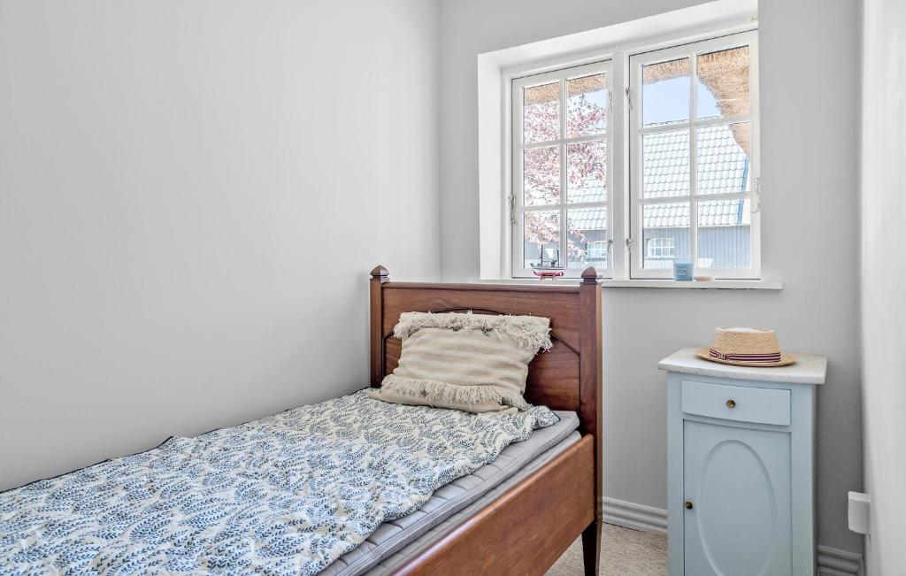 Ένα ή περισσότερα κρεβάτια σε δωμάτιο στο 4 Bedroom Cozy Home In Samsø