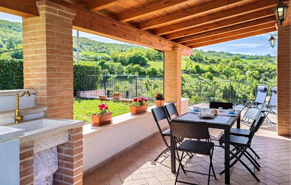 patio al aire libre con mesa, sillas y ventana en Amazing Home In Preci With House A Mountain View, en Preci