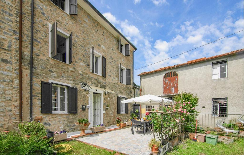 an external view of a brick building with a patio at Awesome Home In Valpromaro With Wifi in Valpromaro